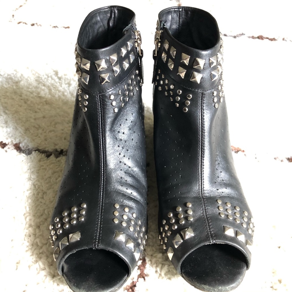 Pour la Victoire Lorin Bootie in Black